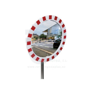 Espejo de tráfico con marco rojo y blanco