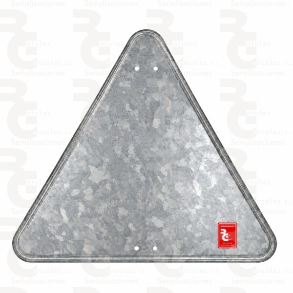 Vista trasera de una señal triangular de acero económico, con cuatro taladros para fijación y etiqueta roja del fabricante