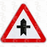 Señal P-1 de intersección con prioridad en aluminio CE de doble pliegue, vista frontal.